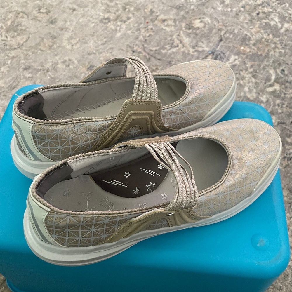 Womens Bzees sneakers